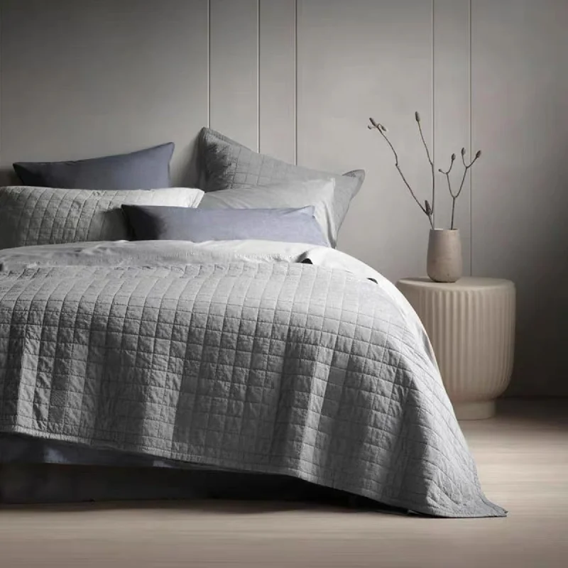 Soft Classic Grid Pattern Quilt Set